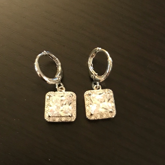 NEW💙💎GORGEOUS! CZ EARRINGS!💎💙SILVER TONE ALLOY - Picture 7 of 8